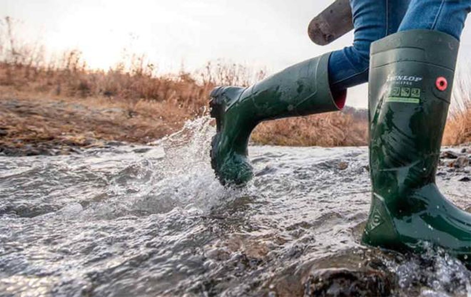 Faltan botas de agua y máquinas y herramientas para quitar el barro