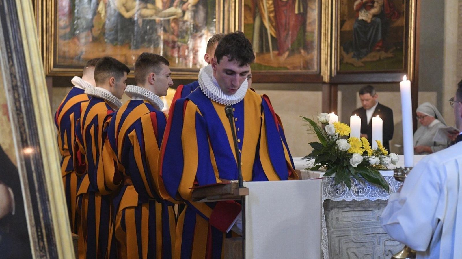 Guardias suizos durante un oficio religioso