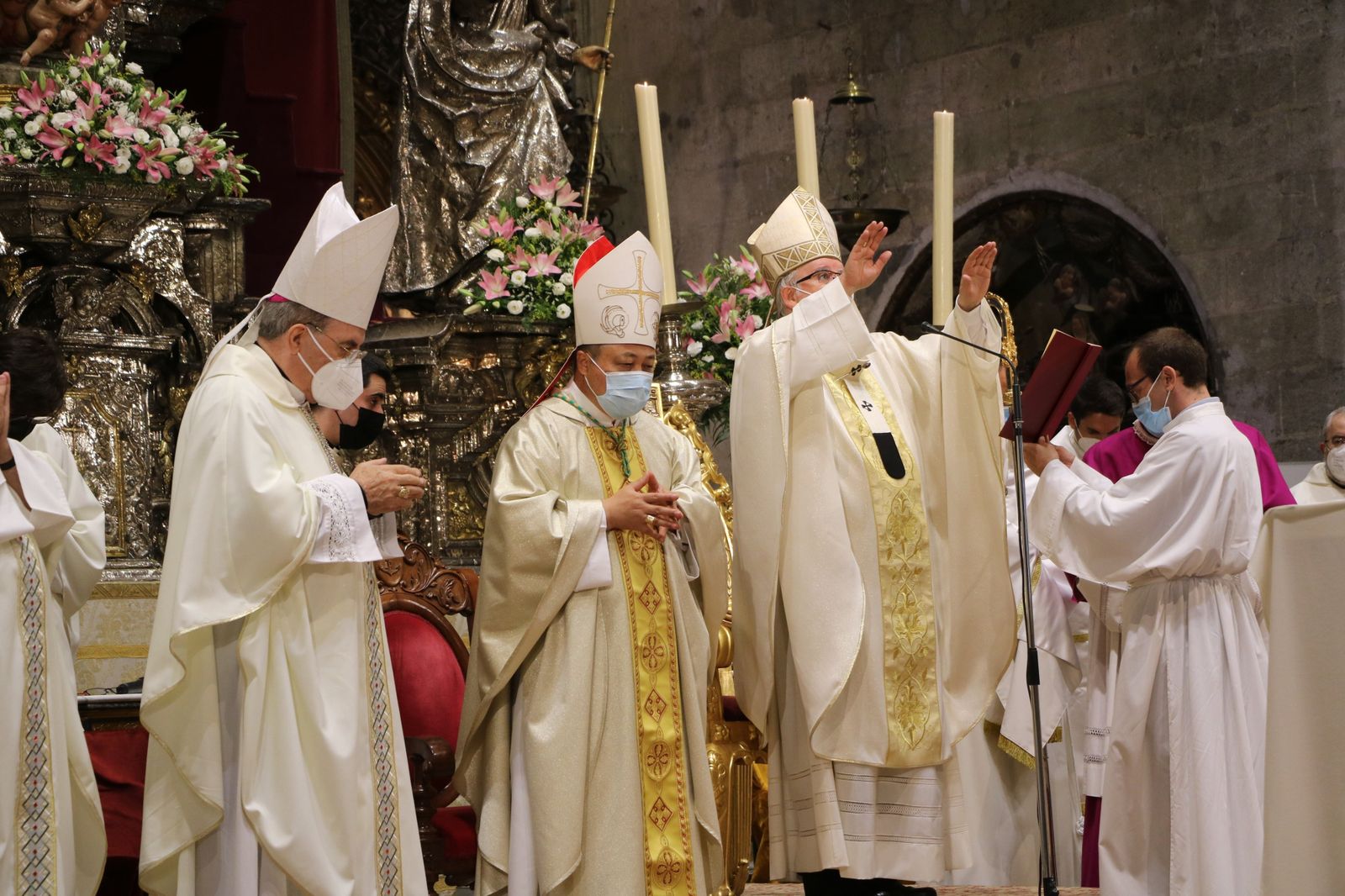 El nuncio del Papa impone el palio al arzobispo de Sevilla