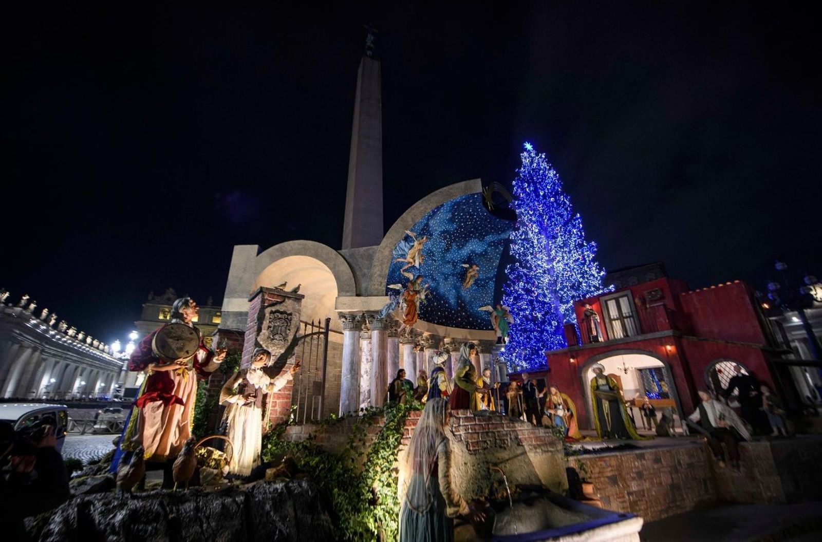 El belén y el árbol de Navidad instalados en la Plaza de San Pedro