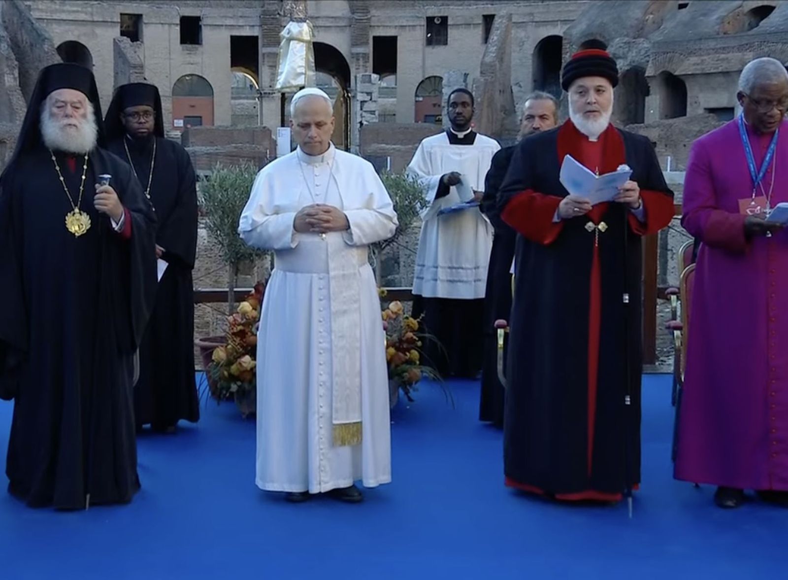 El Papa, con otros líderes religiosos, en el Coliseo