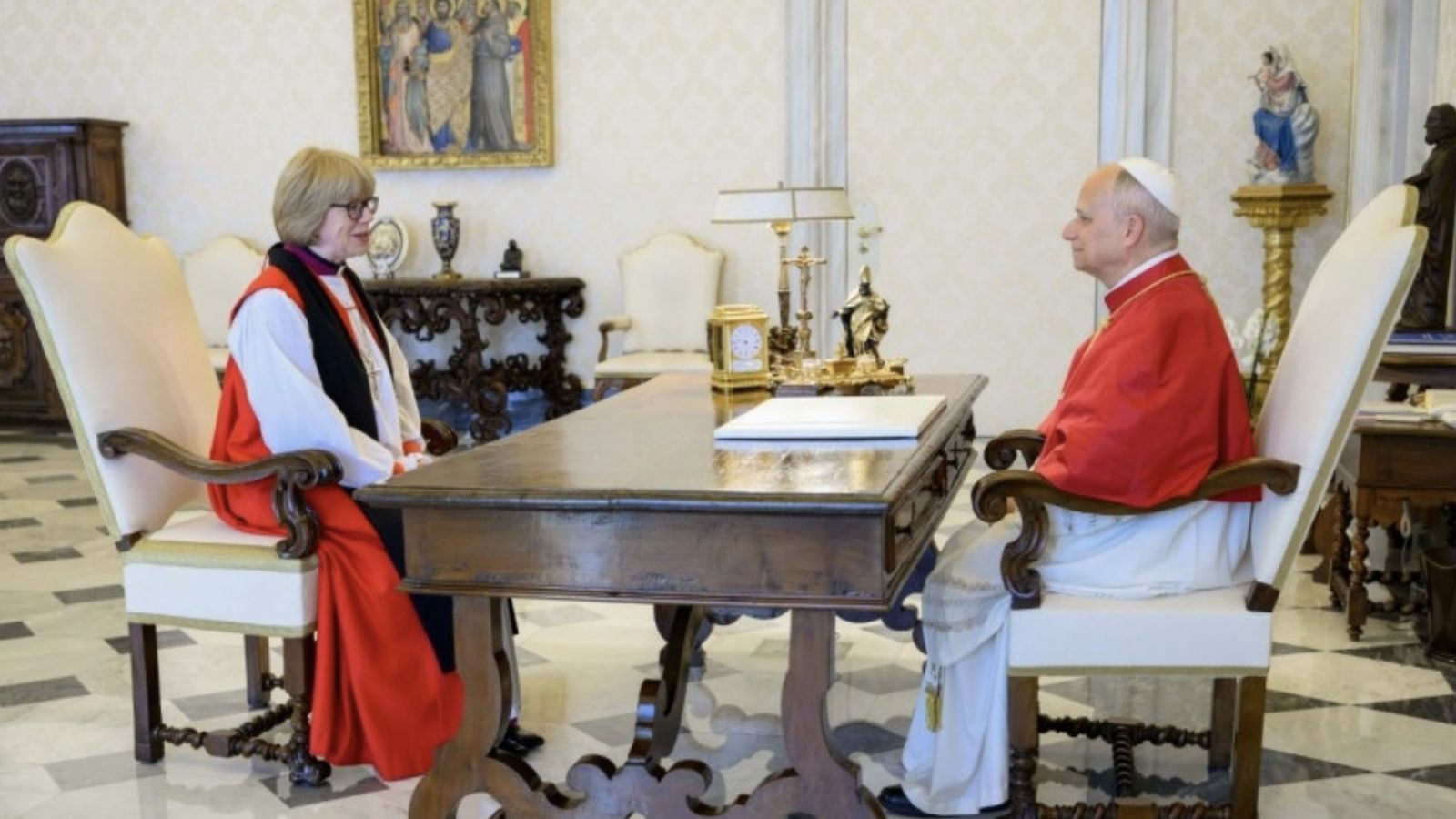 León XIV con la arzobispa de Canterbury, Sarah Mullaly