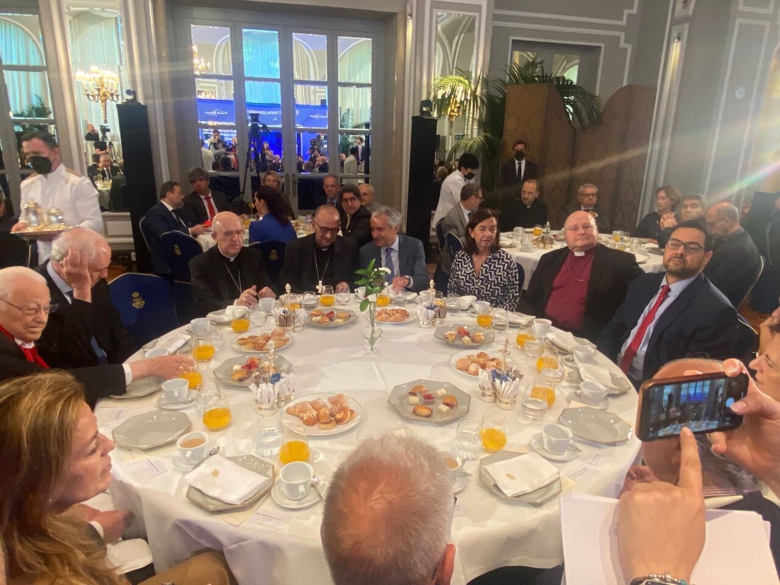 Omella, junto a Osoro, en el Nueva Economía Forum