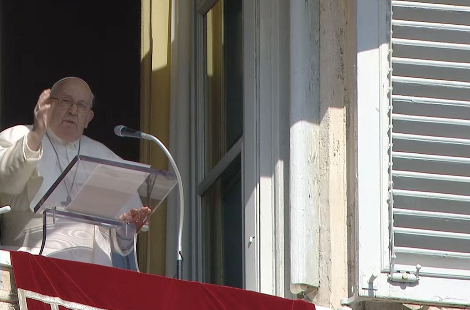 Francisco imparte la bendición tras el rezo del ángelus