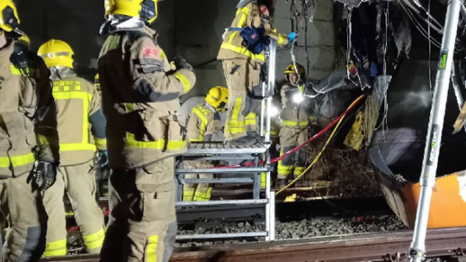 Varias dotaciones de los Bomberos de la Generalitat, desplazadas a este punto ferroviario.