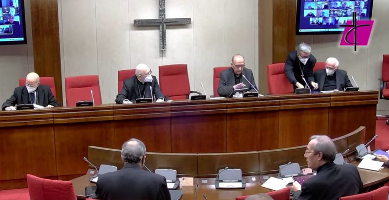 Blázquez, Osoro, Omella, Argüello y Cañizares, en la mesa de Presidencia de la Plenaria