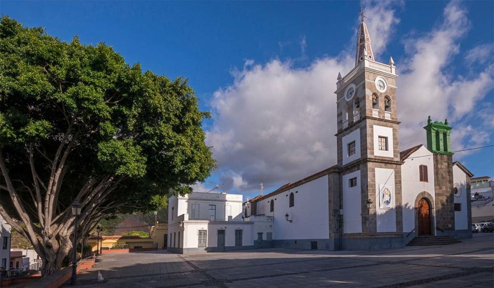 Plaza y casas. Iglesia de Tejina. (La Laguna, Tenerife).