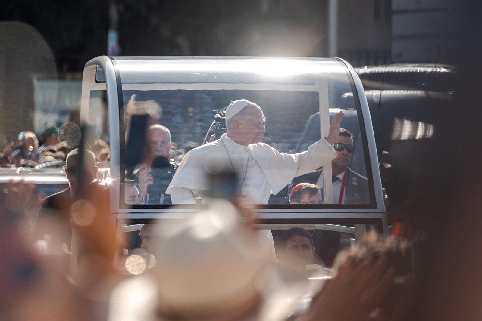 El papa León XIV saluda desde el papamóvil, en la plaza de Colón, Madrid.