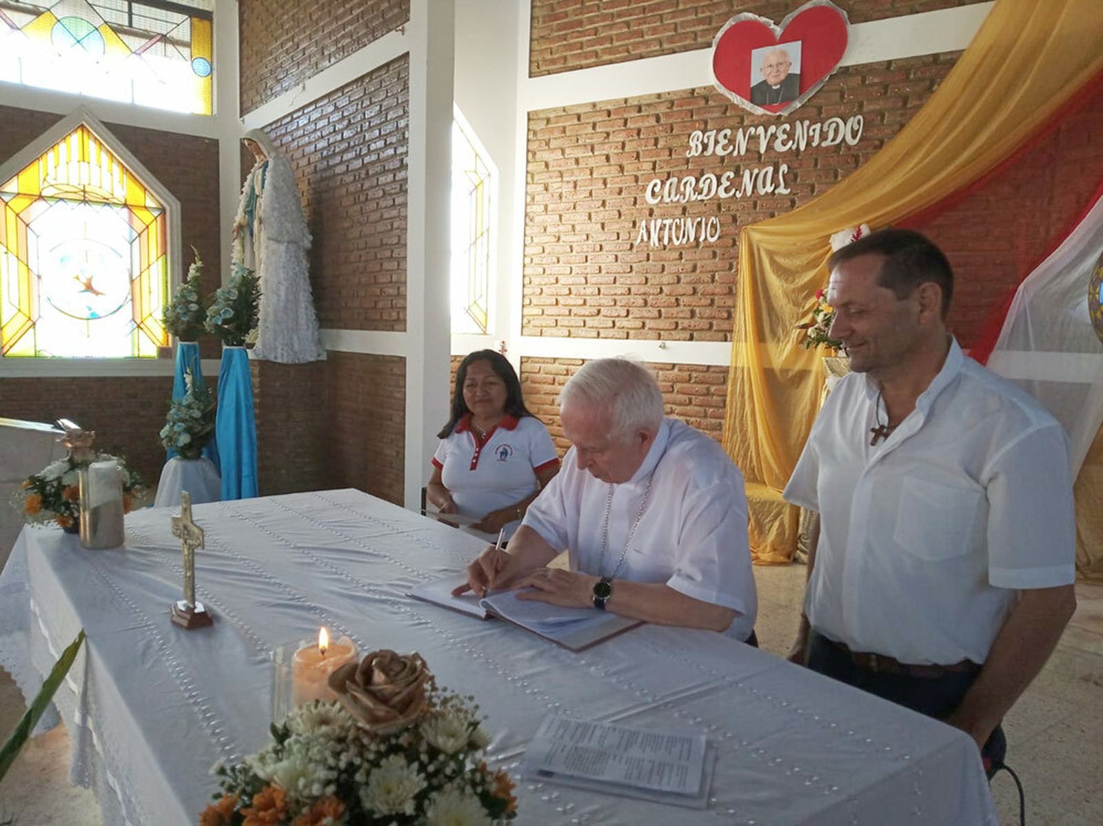 El cardenal Cañizares firma una dedicatoria en una parroquia de Manta, Ecuador