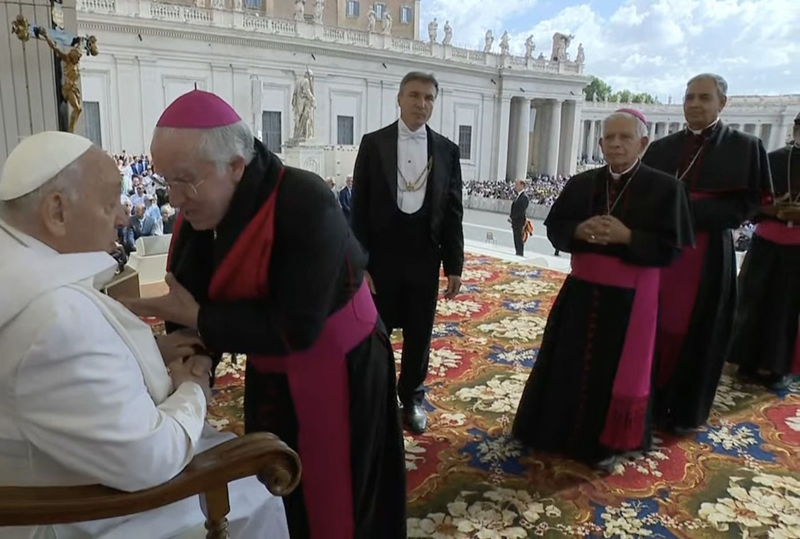El arzobispo de Sevilla saluda al Papa tras la audiencia general