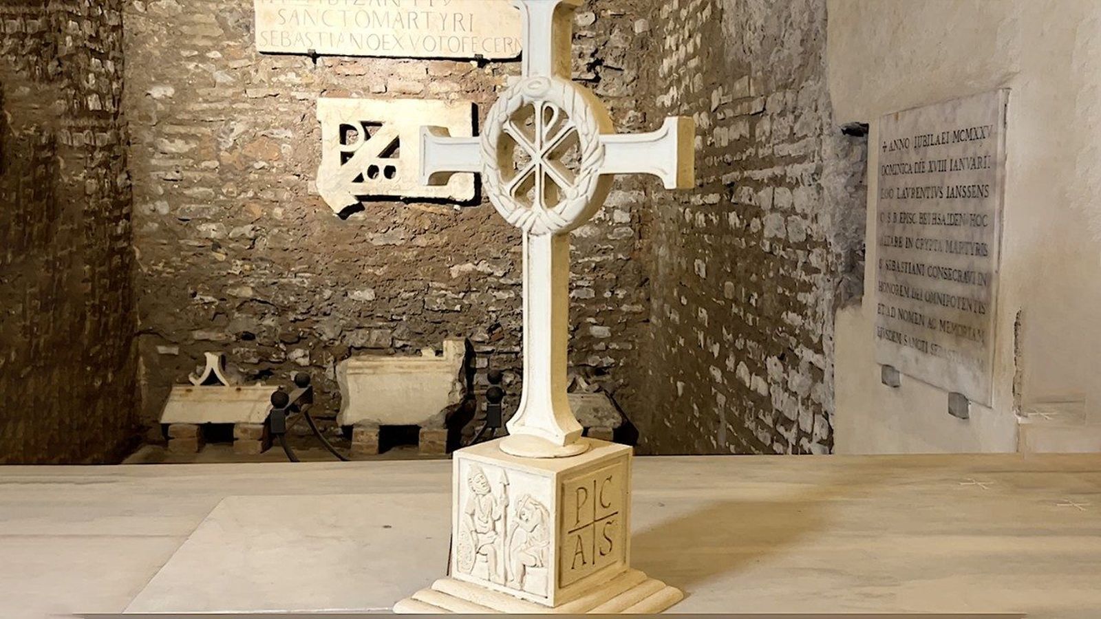 Cruz del Jubileo en las Catacumbas de San Sebastián