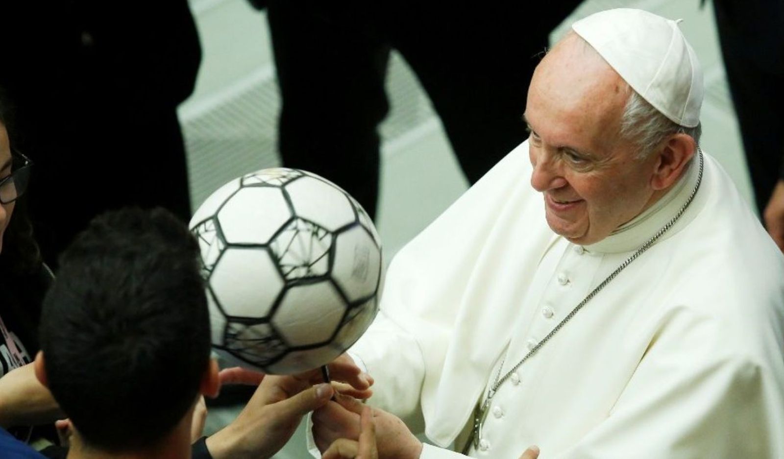 El Papa con un balón de fútbol