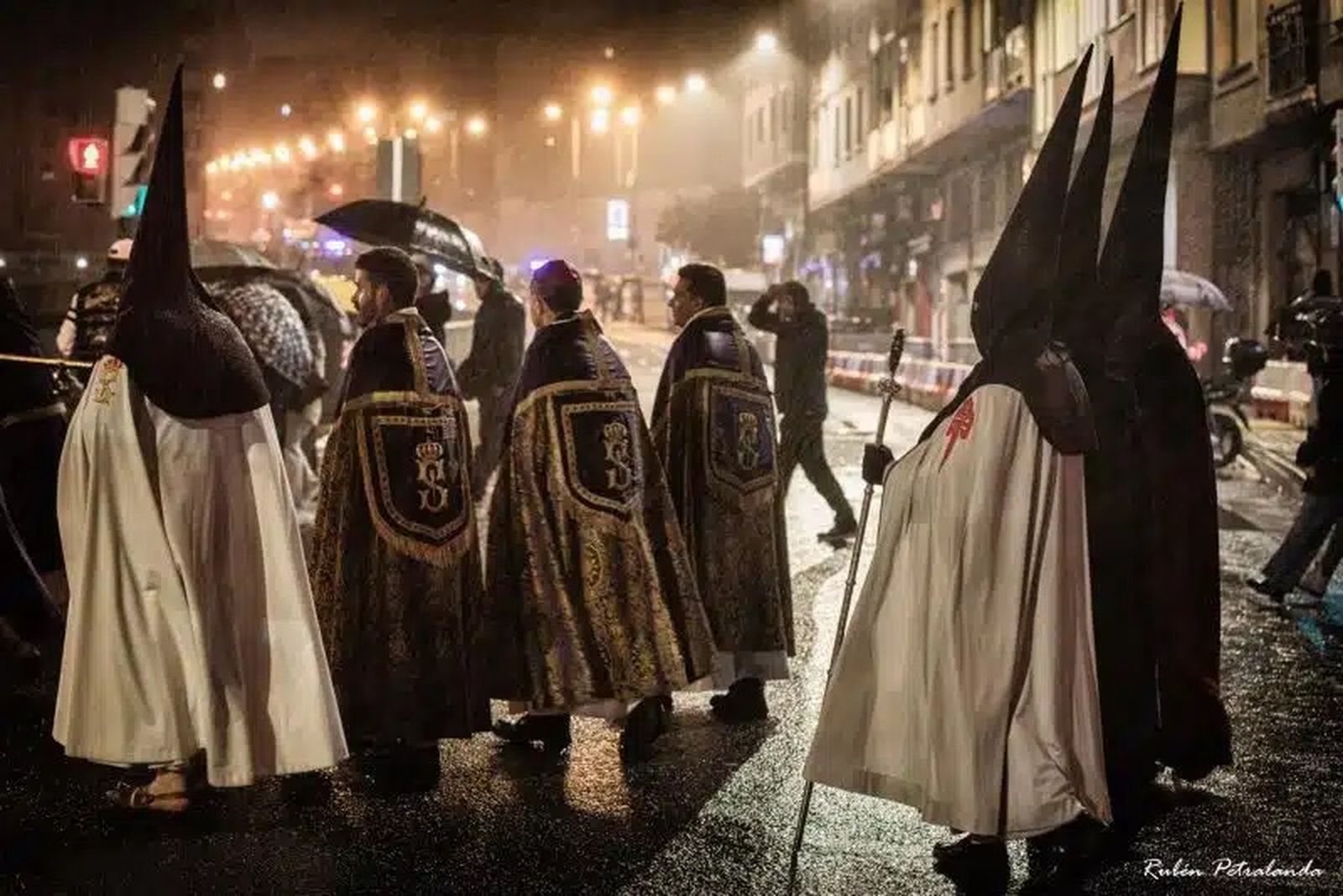 El obispo participó en la procesión del Nazareno