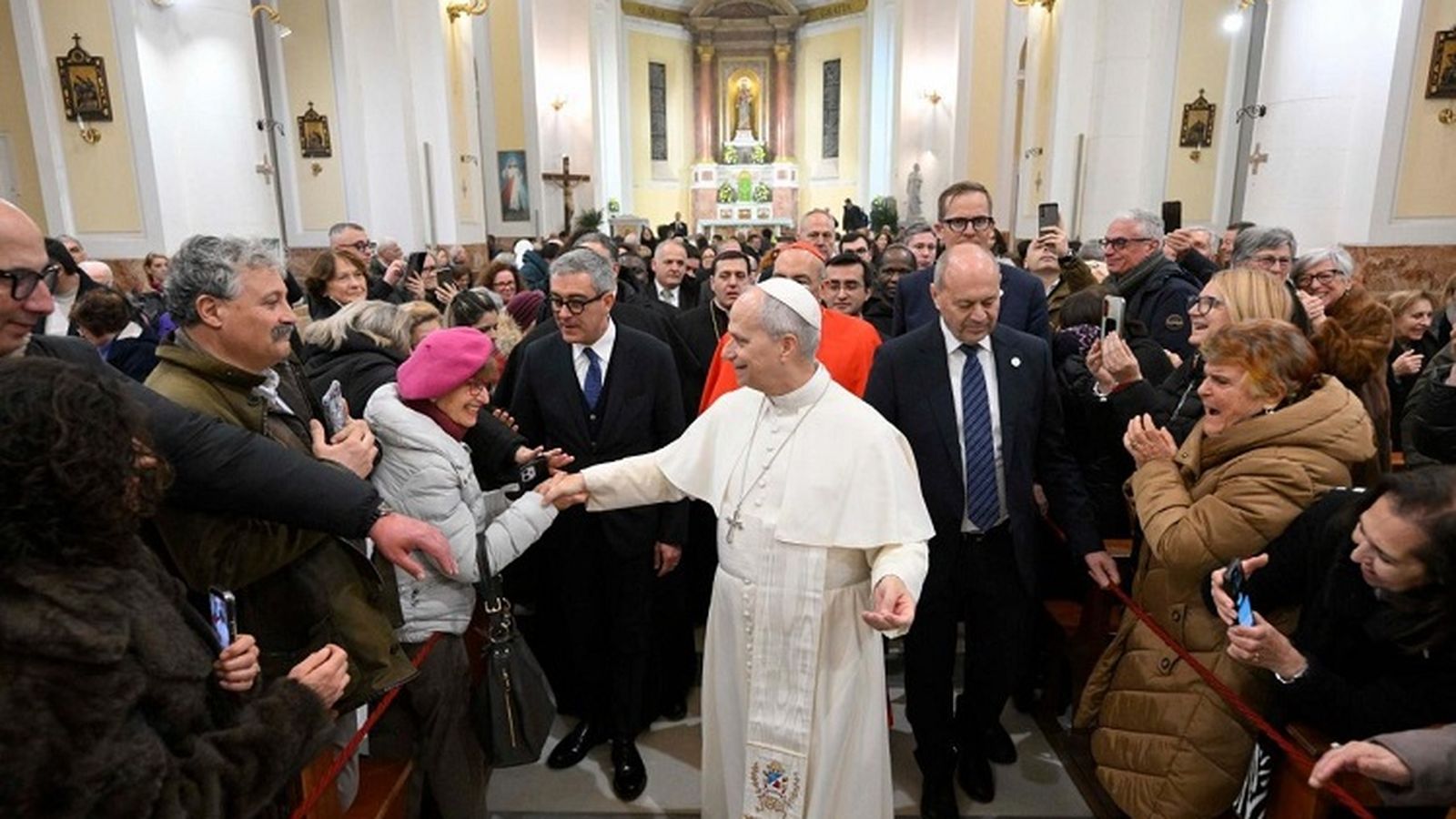 León XIV en la parroquia Nuestra Señora Reina de la Paz en Ostia