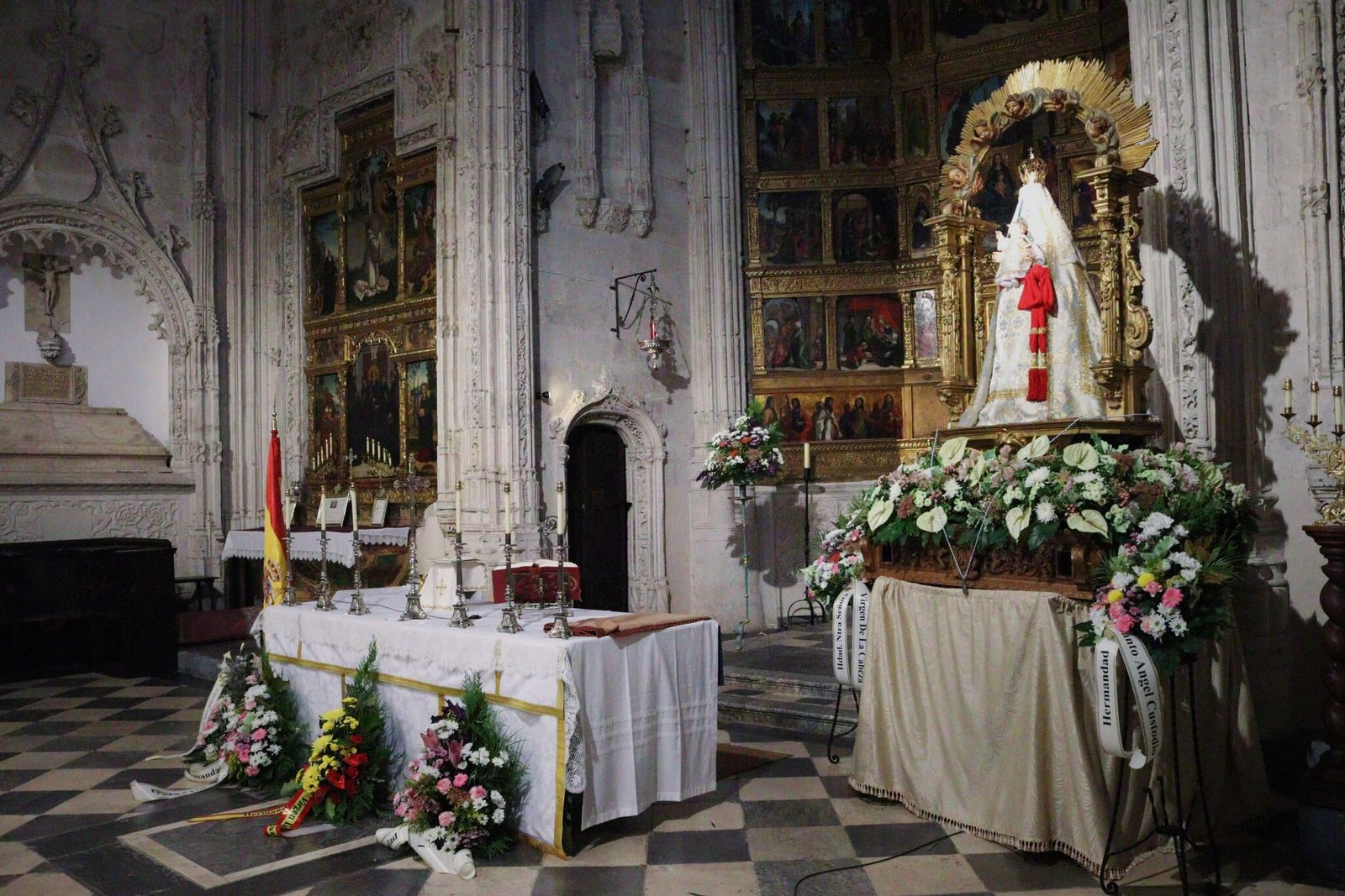 La Virgen, con el fajín de Blas Piñar