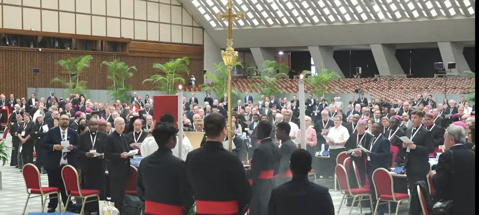 La Palabra de Dios, entronizada en el aula del Sínodo