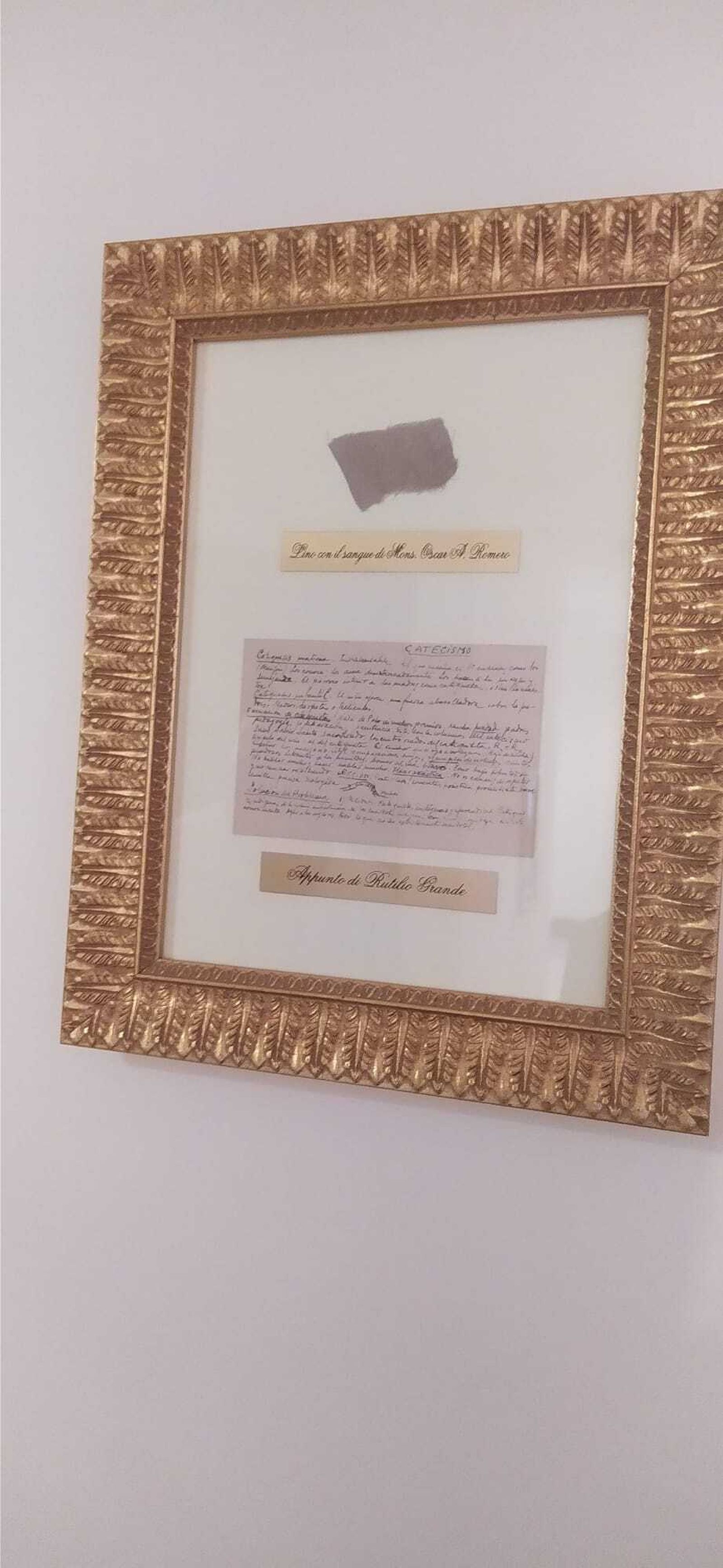 El Papa. Francisco conservaba un trozo de la ropa de Romero y Rutilio