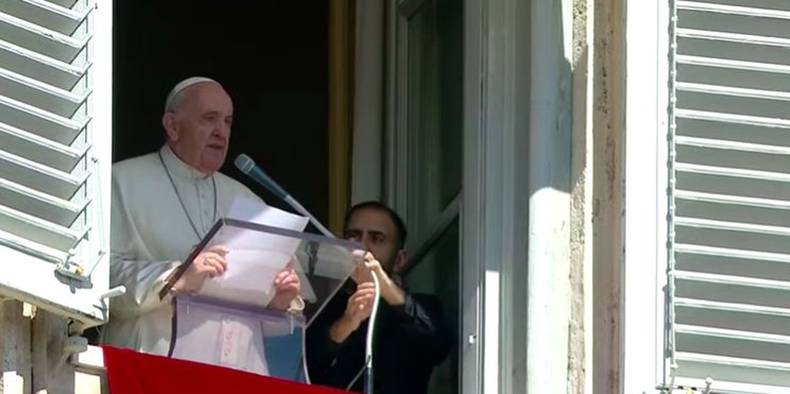 Francisco, durante el rezo del Angelus