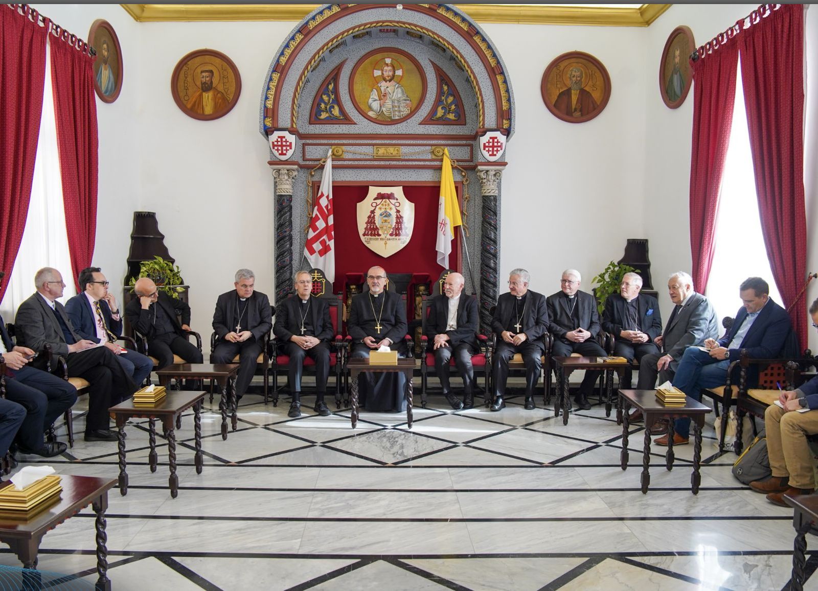 El cardenal Pizzaballa con Vives y el resto de obispos