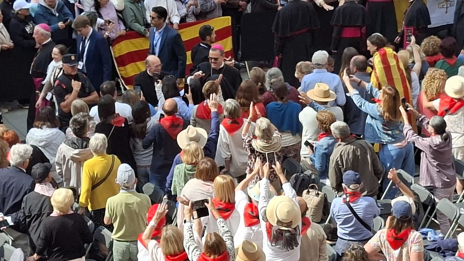 Fieles acercándose a sus obispos.