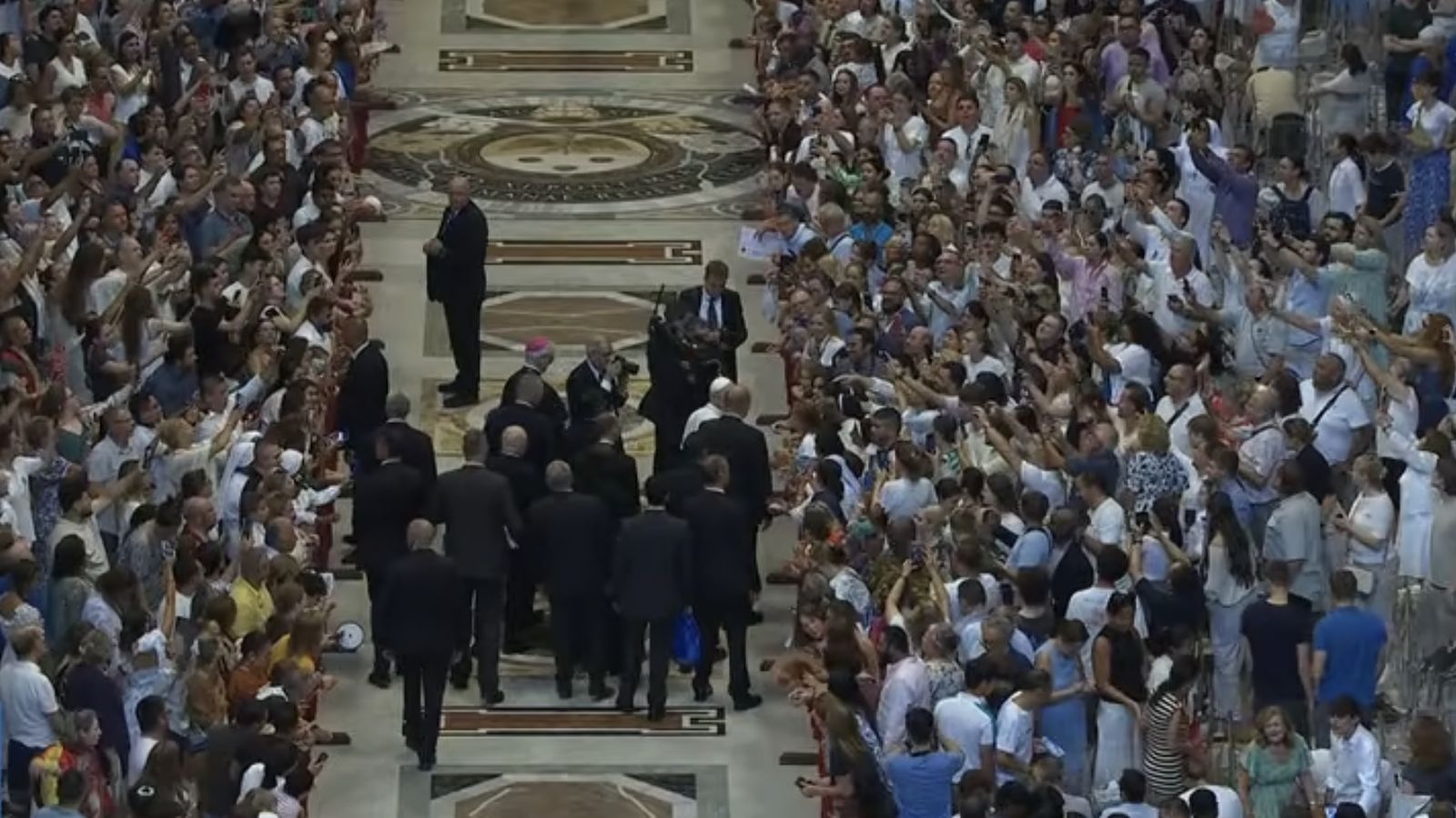 El Papa saluda a los fieles en la audiencia general en la basílica de san Pedro