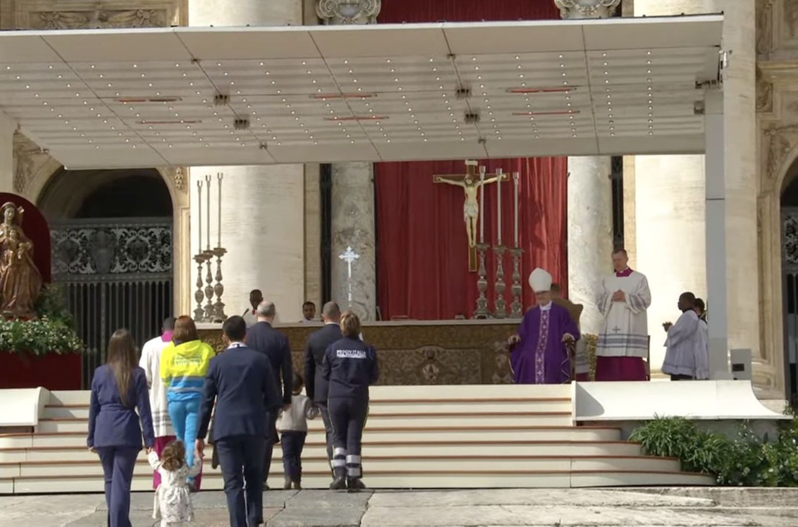 Un grupo de voluntarios presenta las ofrendas en el Jubileo del Voluntariado
