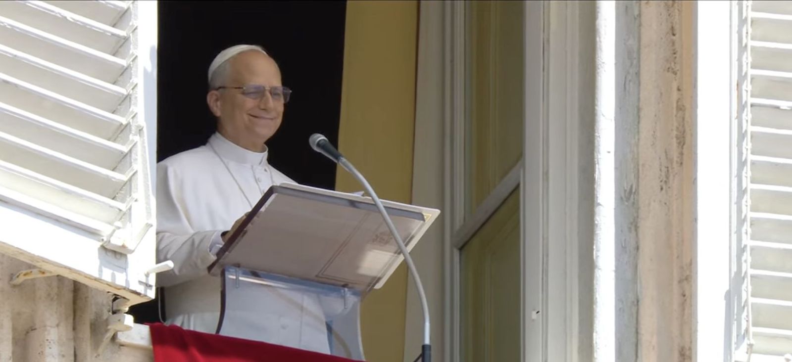 León XIV, desde el balcón del Palacio Apostólico