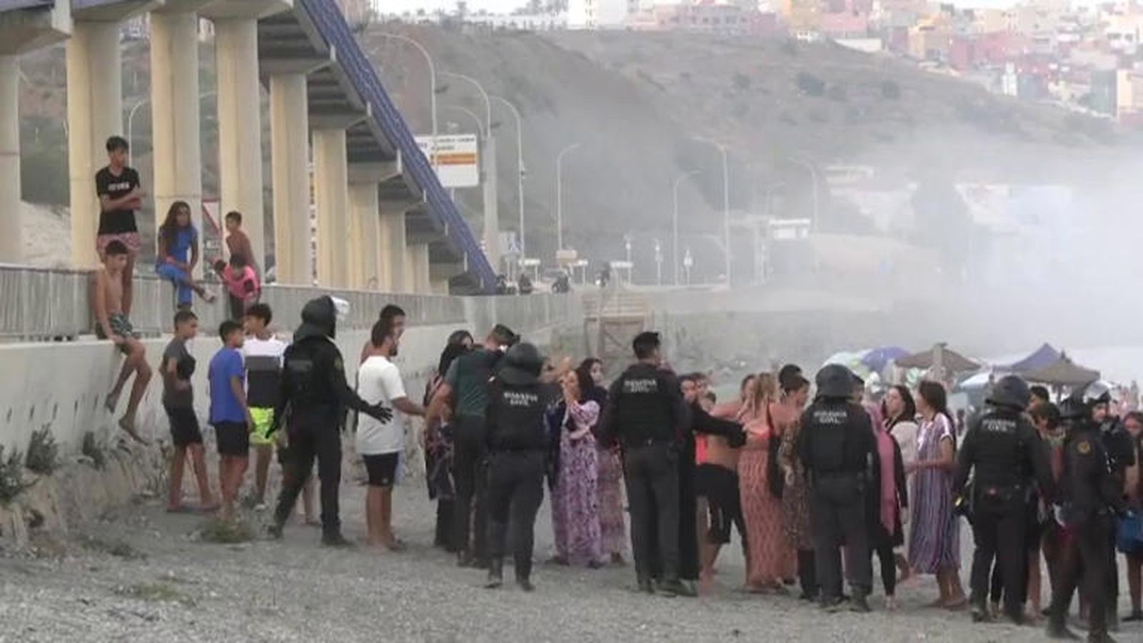 Decenas de migrantes se lanzan a la playa del Tarajal en mitad de la niebla