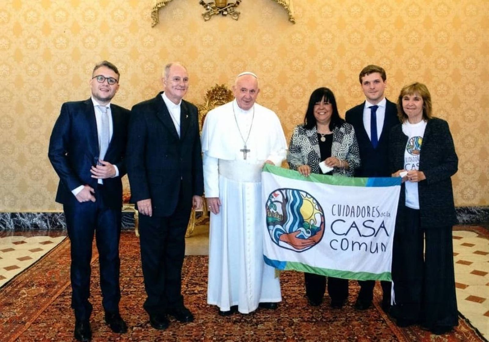 El Papa, monseñor Lugones y miembros de Cuidadores