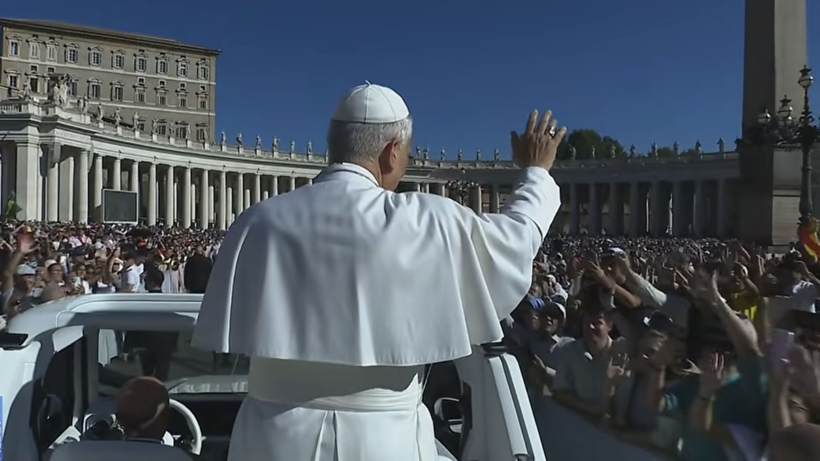 El Papa saluda a los fieles en la plaza de San Pedro