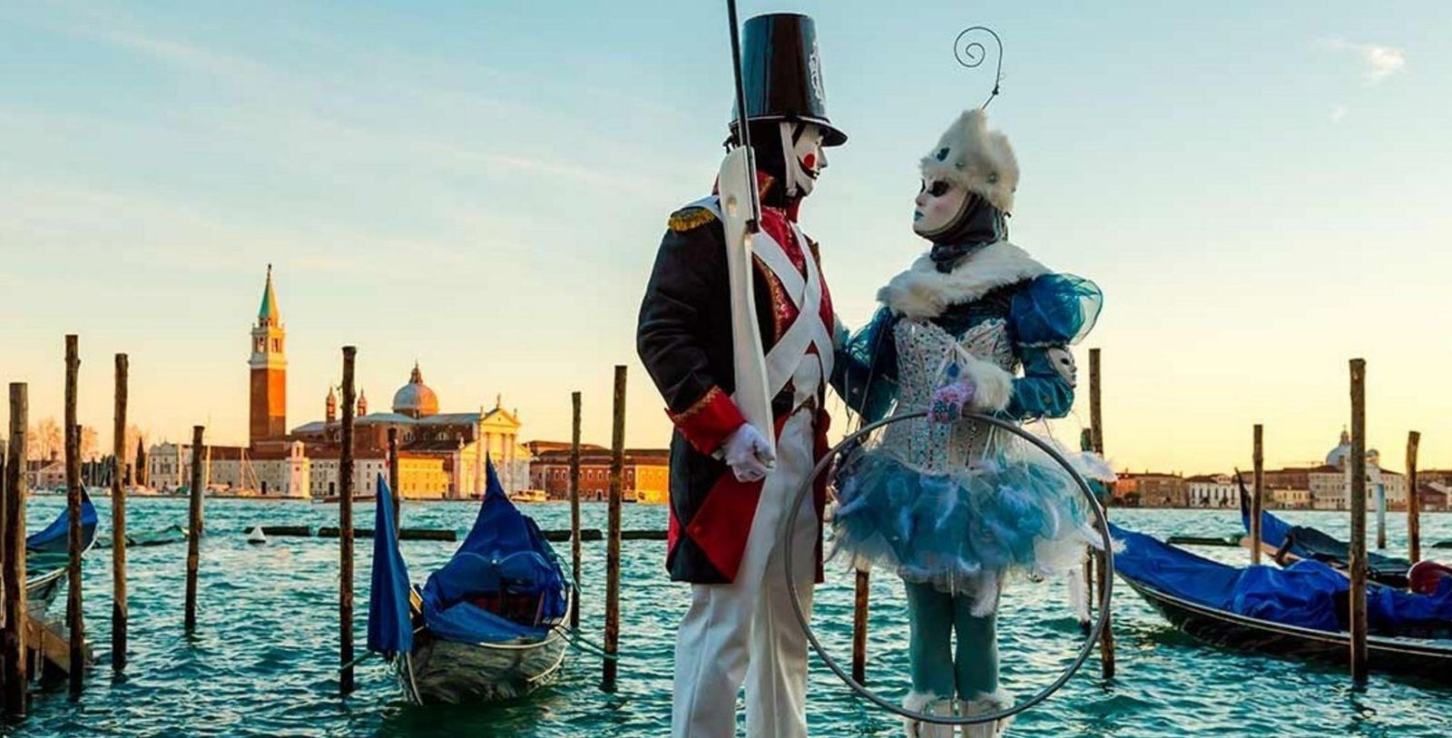 Pareja enmascarada en los carnavales venecianos