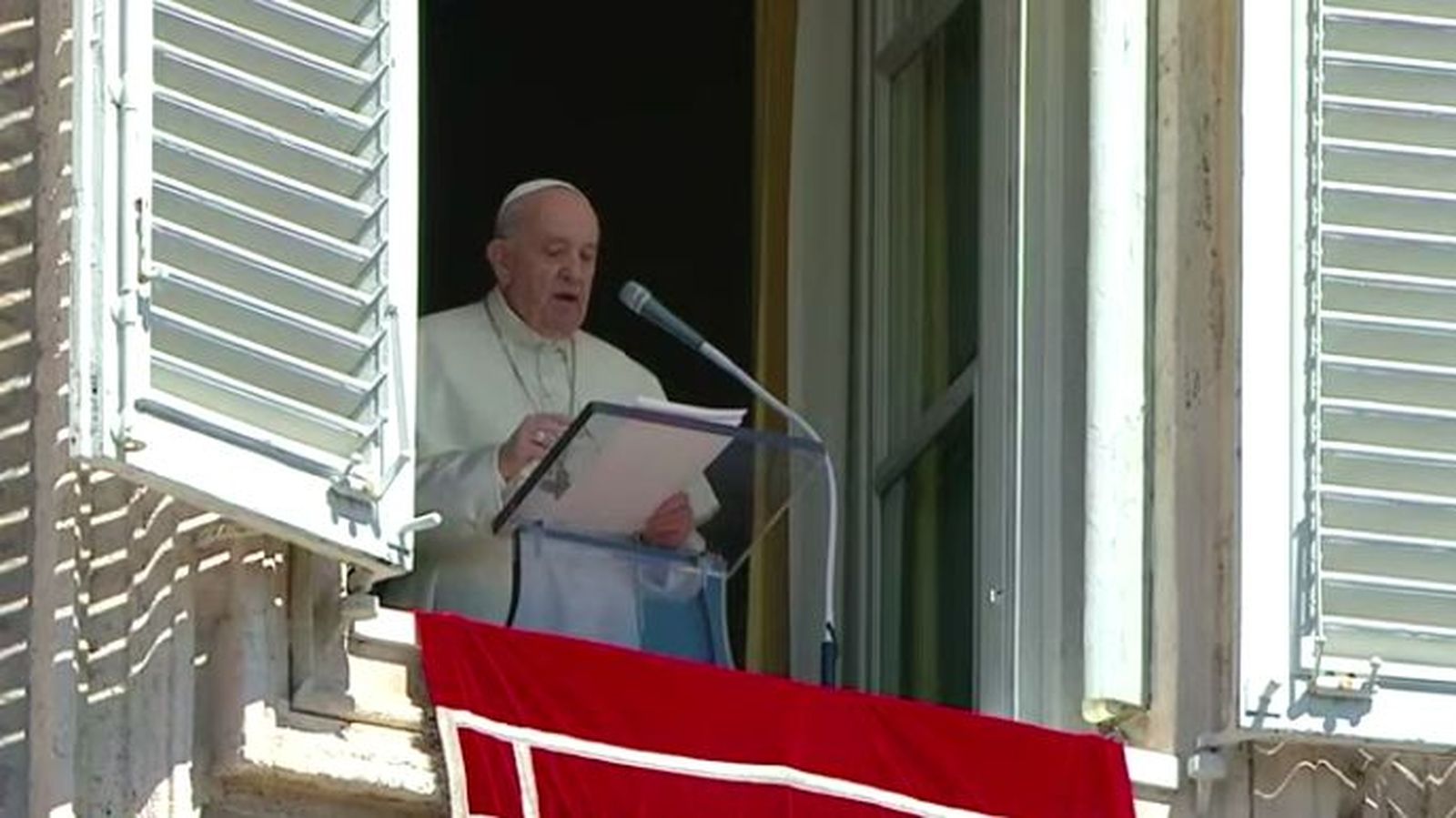 Francisco, durante el rezo del Angelus