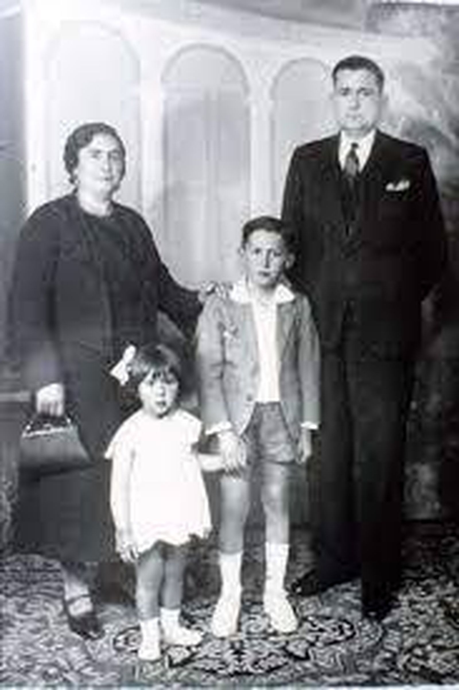 Gabino niño con sus padres