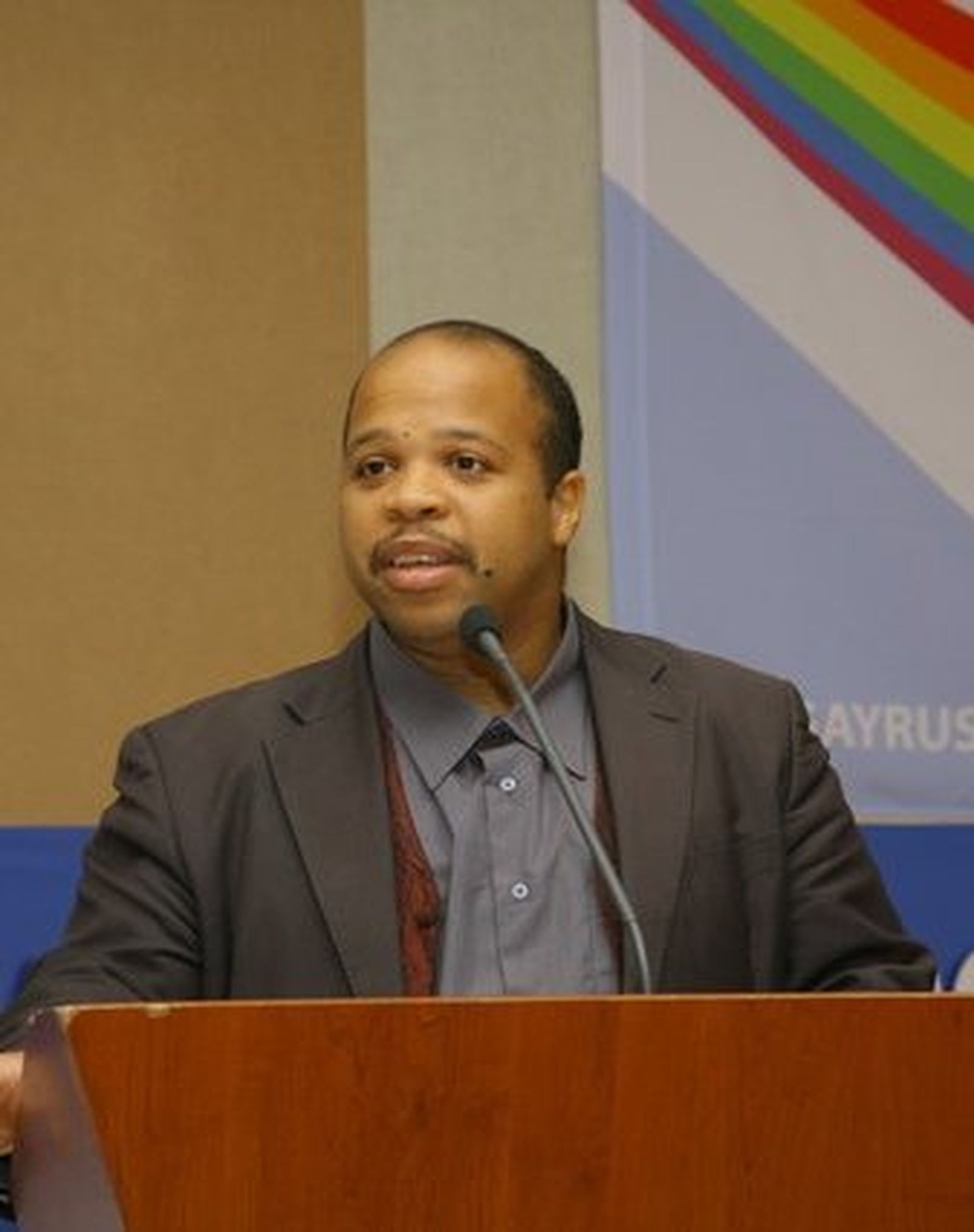 Louis-Georges Tin fundó el Día Internacional contra la Homofobia, la Transfobia y la Bifobia (IDAHOTIT)