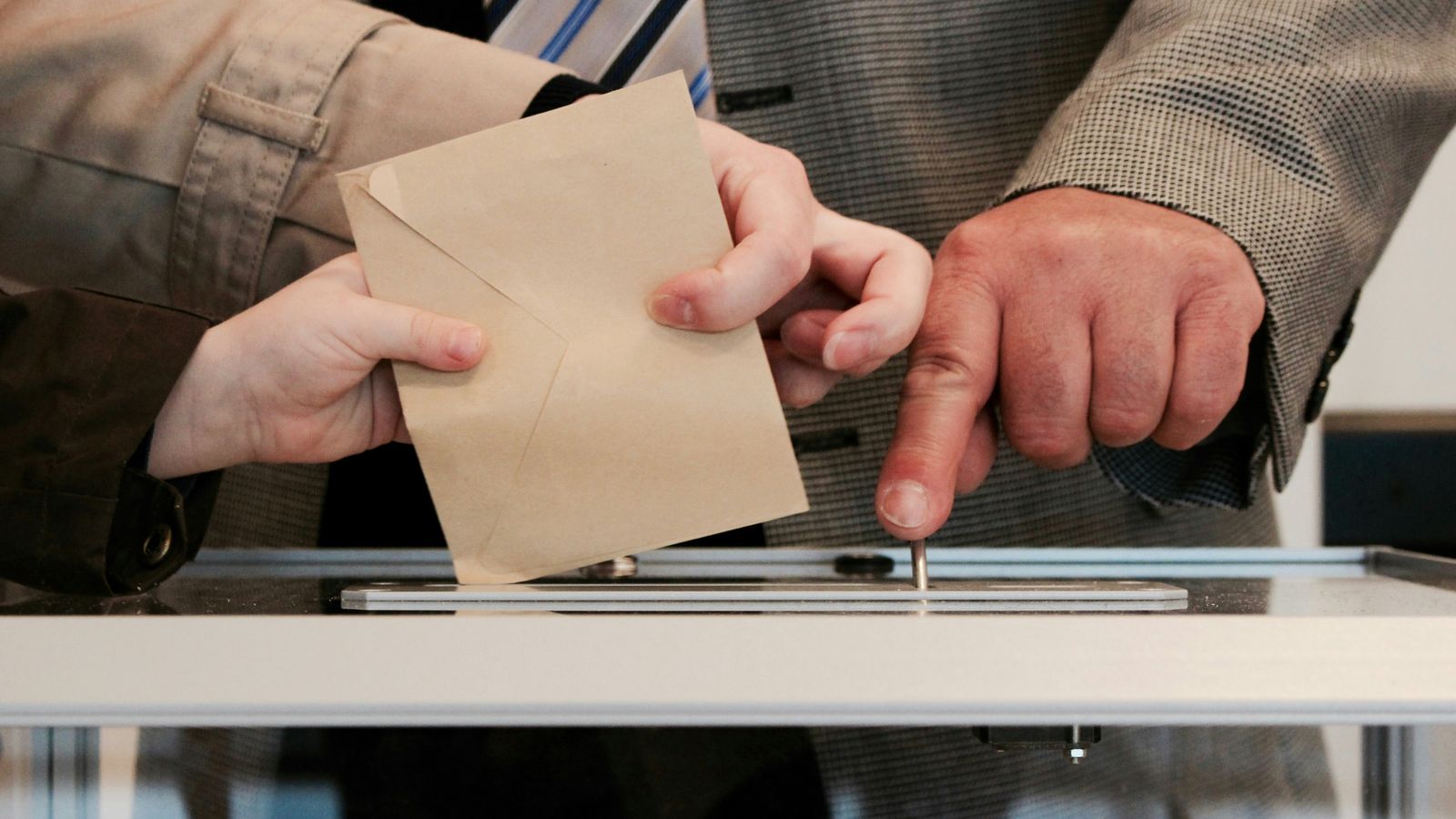 Votando en una urna
