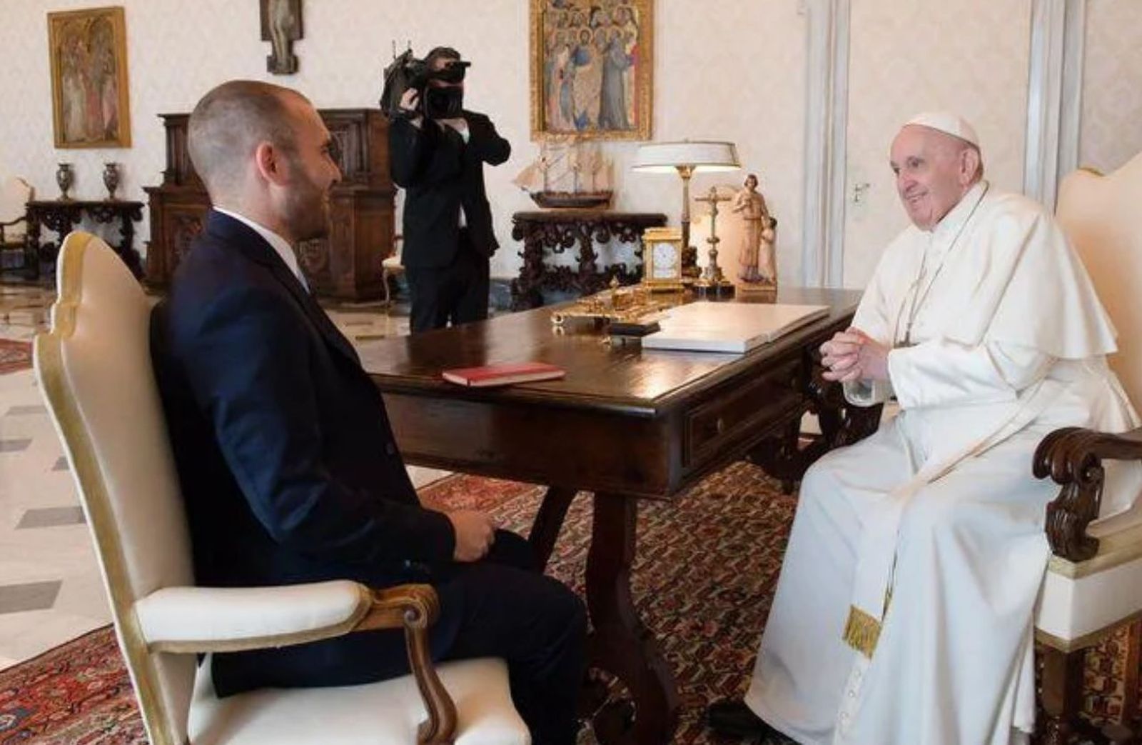 Francisco y Martín Guzmán, ministro de Economía argentino
