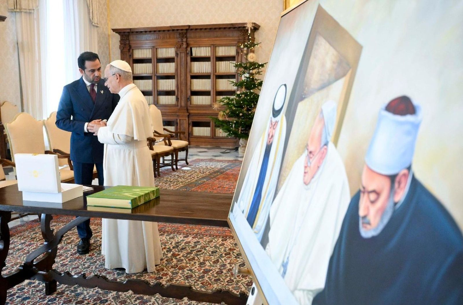 El Papa, con un miembro de la cComisión del Premio Zayed