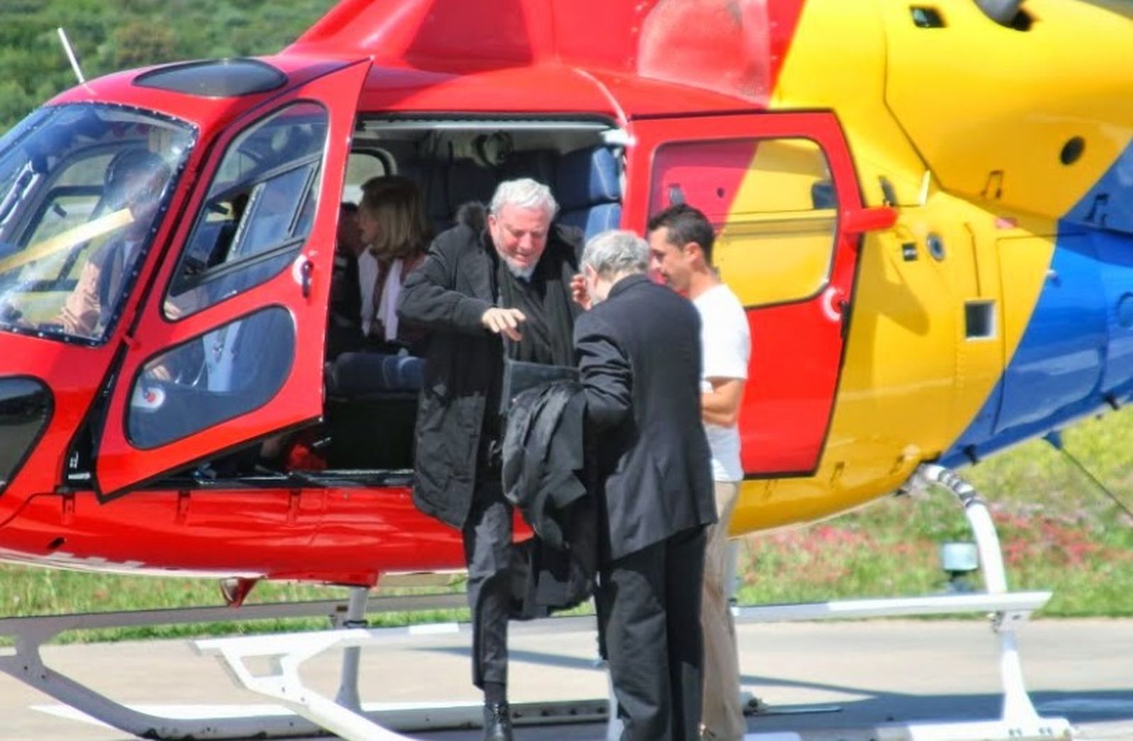 KIKO ARGÜELLO bajando de transporte privado