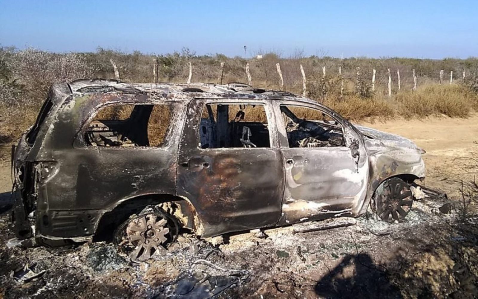 Vehículo calcinado en la frontera de EE.UU.