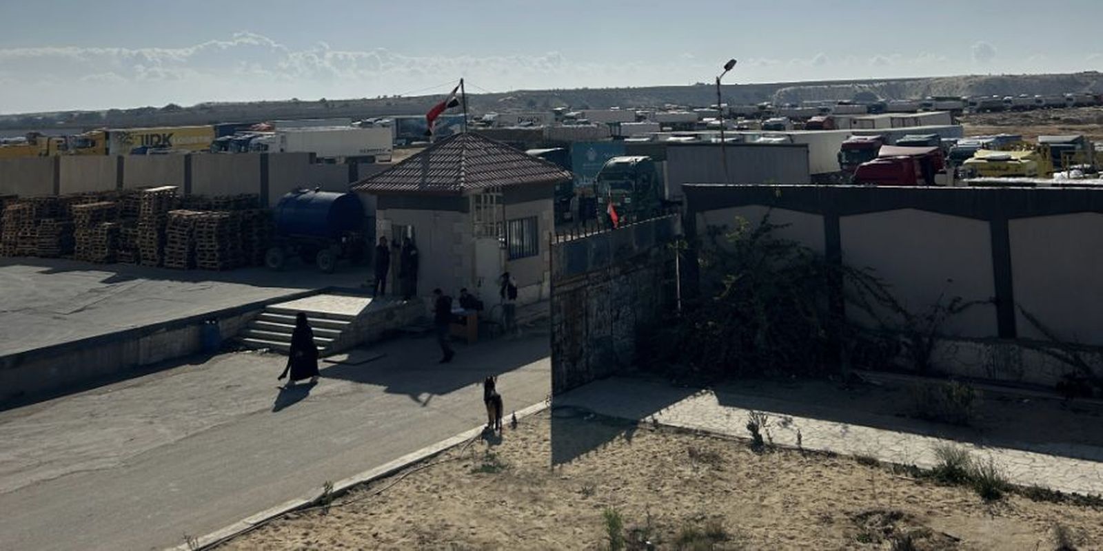 Camiones de ayuda humanitaria en la frontera de Egipto y gaza