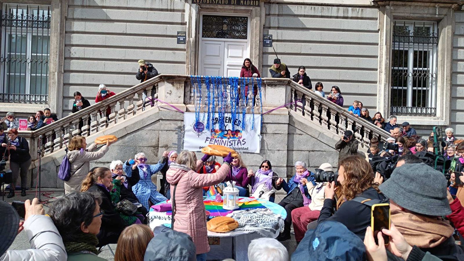 La mesa compartida, acto de la Revuelta de Mujeres en Madrid