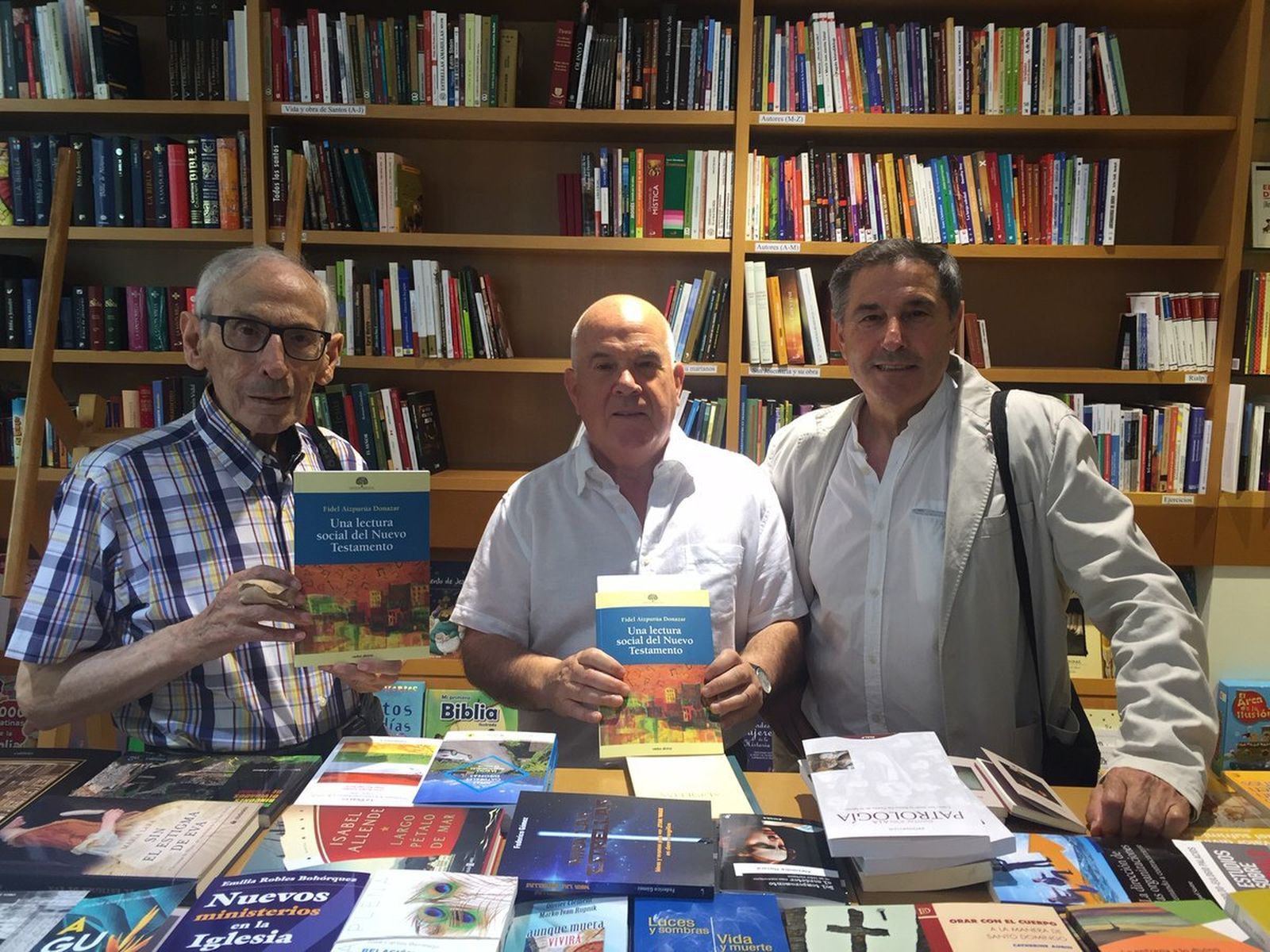 Fidel Aizpurúa (c) presenta su 'Una lectura social del Nuevo Testamento'