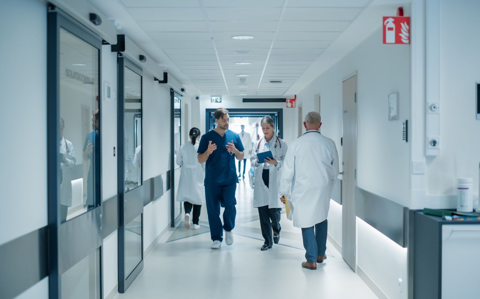 Sanitarios trabajando en un hospital.