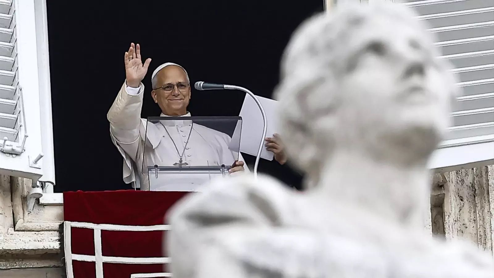 León XIV en el balcón tras rezar el Angelus y superar su operación