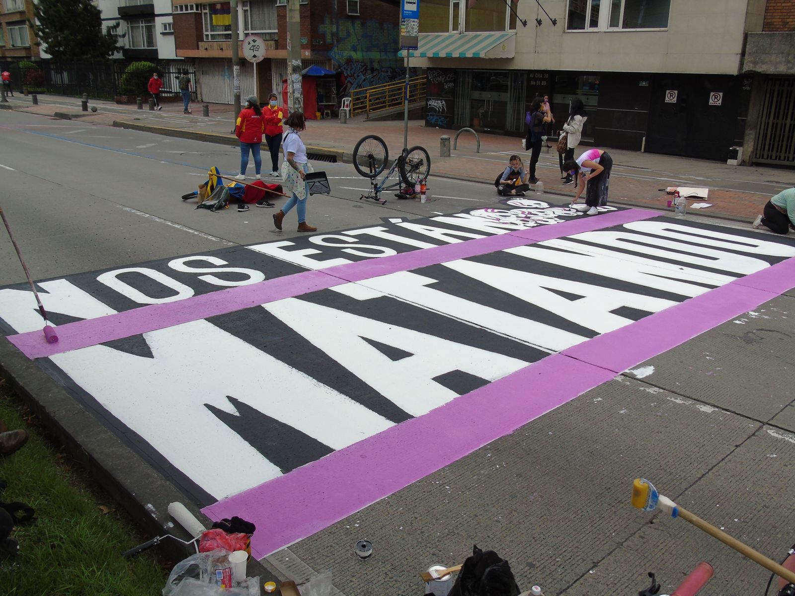 Intervención artística en la avenida 30 (Bogotá)