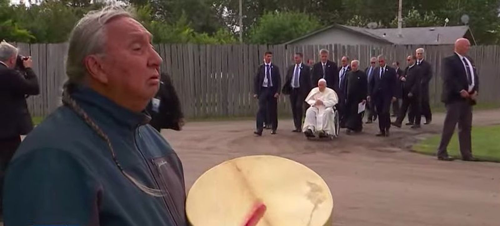 El Papa, entrando a su encuentro con las comunidades indígenas