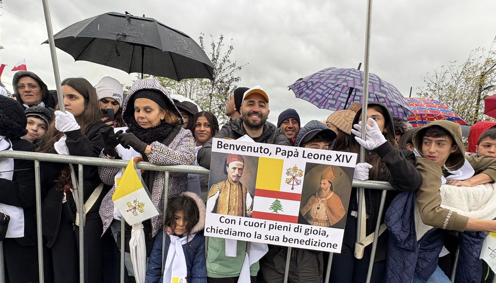 Fieles esperan al Papa