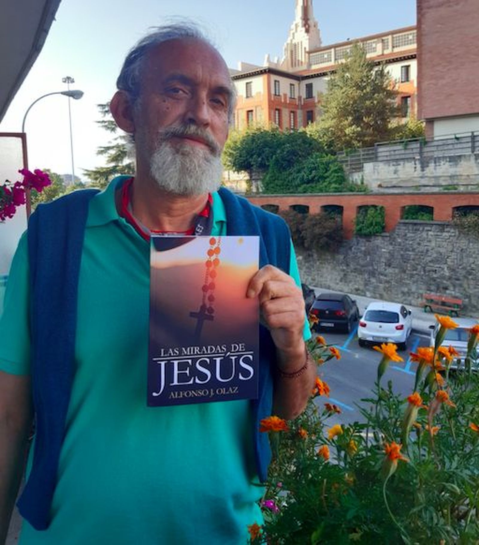 Alfonso J. Olaz, con su libro