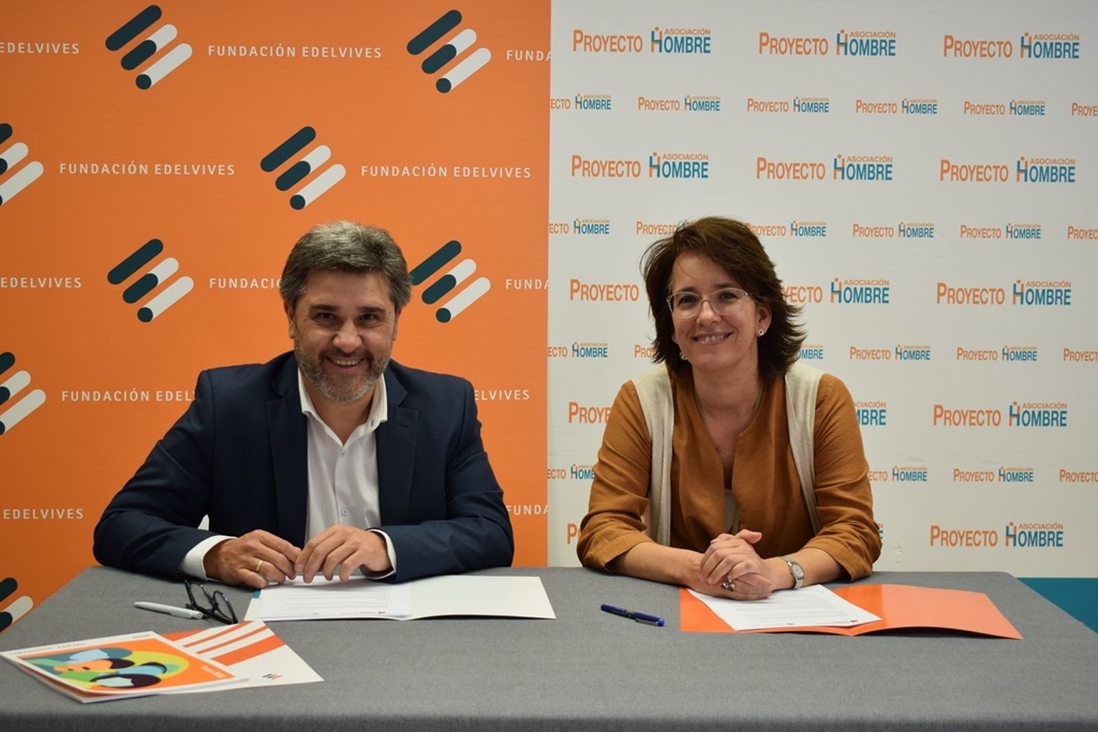 Juan Pedro Castellano, director de Fundación Edelvives, con Elena Presencio, directora de APH, en el momento de la firma.