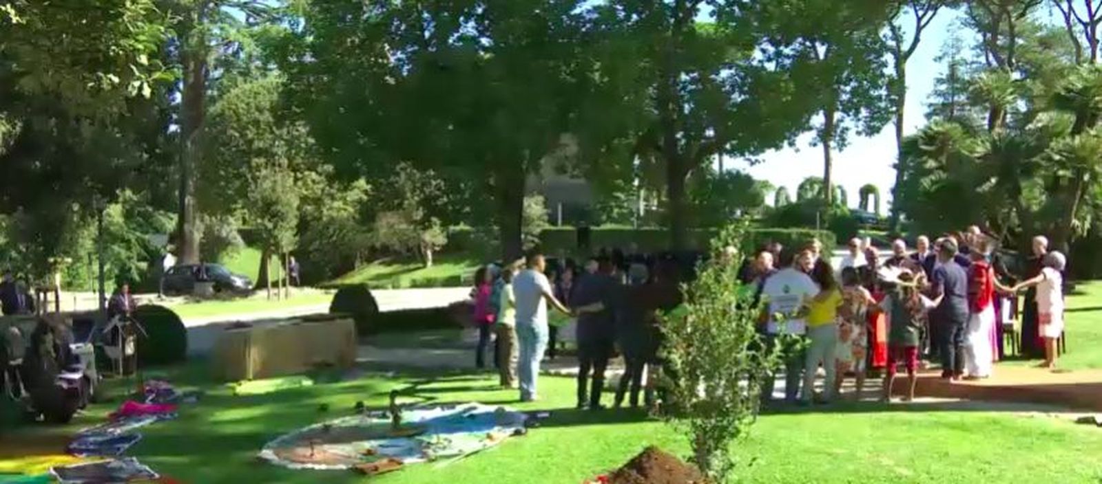 Papa, cardenales e indígenas, juntos en oración